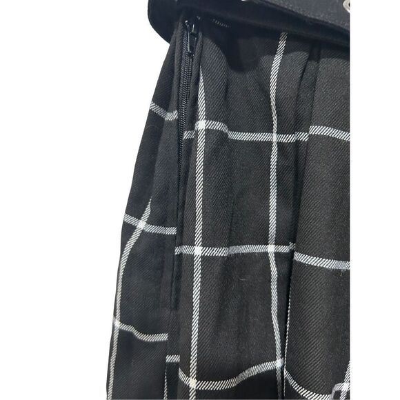 Hot Topic Grid Black Pleated Mini Skirt Belt Size Large Dark Academia Wednesday - Picture 5 of 7
